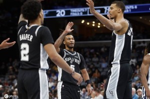 文班亚马19+15+3+3抢断7盖帽 卡斯尔15+9马刺轻取灰熊